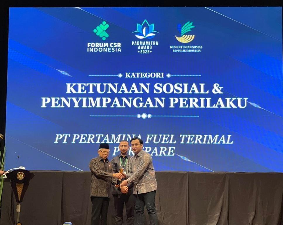 Fuel Terminal Parepare meraih penghargaan kategori Ketunaan Sosial dan Penyimpangan Perilaku pada Ajang Padmamitra Award 2022 yang diberikan langsung Wakil Presiden RI, Ma'ruf Amin di Jakarta, Rabu (5/7/2023). FOTO: IST