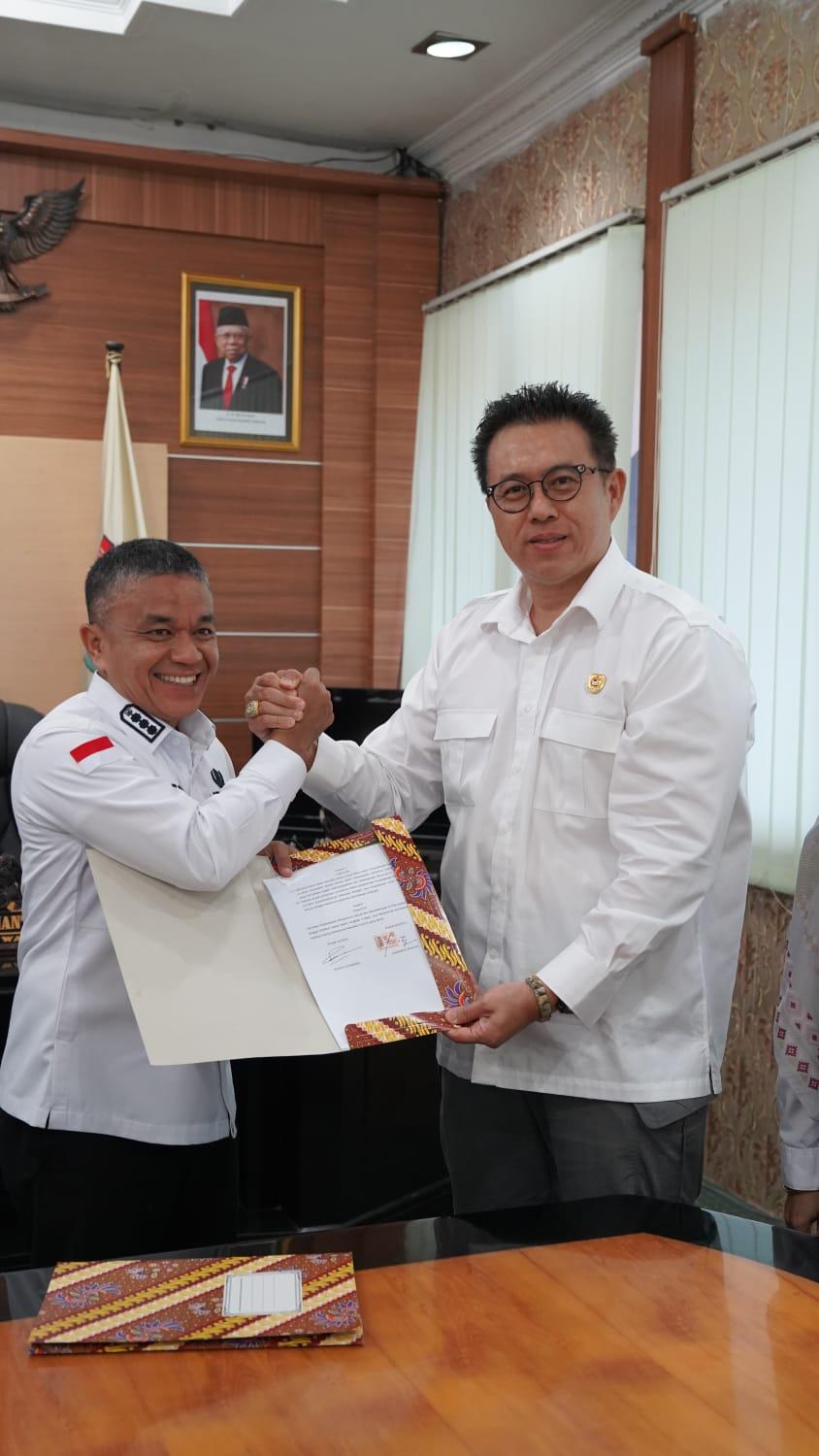 FOTO: Wali Kota Palu, Hadianto Rasyid menunjukkan berita acara kerja sama dengan Owner Milenium Waterpark Palu, Wijaya Chandra di ruang kerja Wali Kota Palu, Rabu (5/7/2023). FOTO: IST