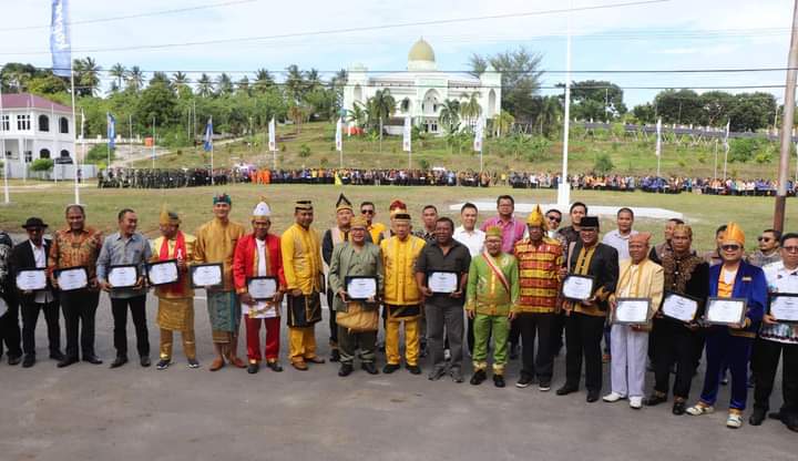 Bupati Banggai, H. Amirudin Tamoreka berpose bersama disela-sela kegiatan HUT ke-63 Kabupaten Banggai di kawasan perkantoran Bukit Halimun, Luwuk Selatan, Sabtu (8/7/2023). FOTO: ISTIMEWA