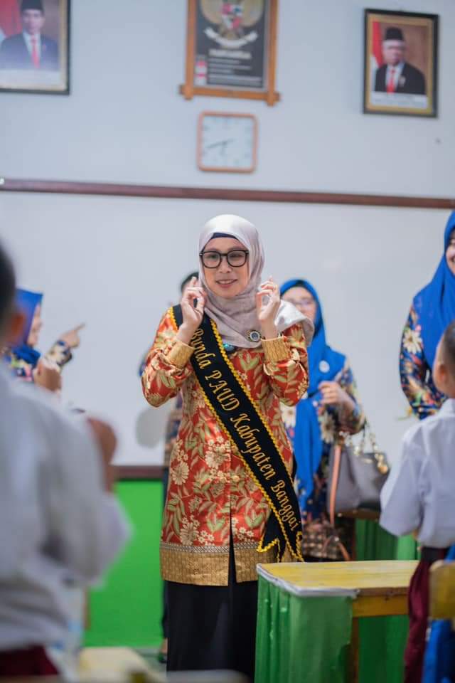 Bunda PAUD Kabupaten Banggai, Ir. Hj. Syamsuarni Amirudin saat berinteraksi dengan murid SDN 4 Inpres Luwuk, Selasa (11/7/2023). FOTO: ISTIMEWA