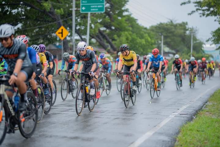 Ratusan pembalap saat mengikuti Event Tour De Banggai II 2023, Sabtu (15/7/2023). FOTO: ISTIMEWA