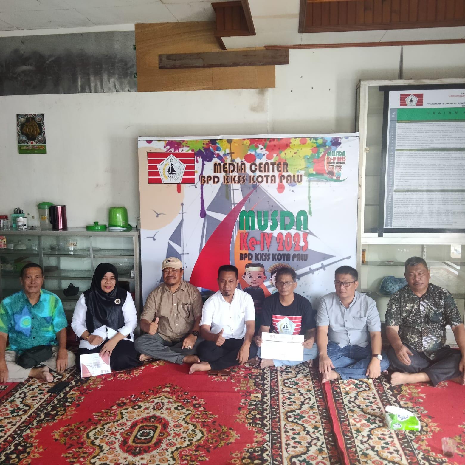 Ketua Tim Pendaftaran dan Verifikasi Bakal Calon Ketua BPD KKSS Kota Palu, Jumri H. Tahang bersama anggota timnya, foto bersama dengan Ketua CS, Sekretaris Panitia, serta bendahara Panitia, usai konfrensi pers di di Sekretariat Panitia, Jalan Palola, Nomor 35 Ulujadi, Kota Palu, Selasa (18/7/2023). Foto: Amiluddin