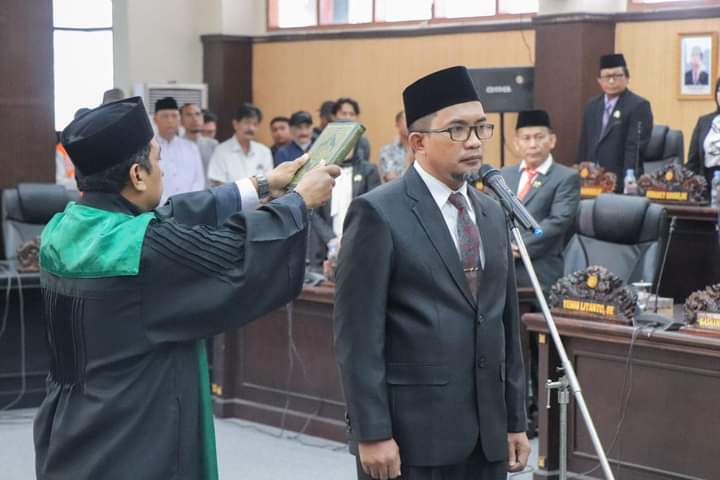 Iswan Kurnia Hasan saat diambil sumpahnya sebagai anggota DPRD Banggai menggantikan Samiun L. Agi. Iswan, di gedung DPRD Banggai, Luwuk, Selasa (18/7/2023). FOTO: ISTIMEWA