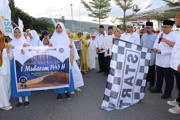 Pemkab Banggai melalui Panitia Hari-Hari Besar Islam (PHBI) Kabupaten Banggai saat melepas pawai Tarhib memperingati 1 Muharram 1445 Hijriah, di pelataran mimbar MTQ Masjid Agung An-Nur, Rabu (19/7/2023). FOTO: ISTIMEWA