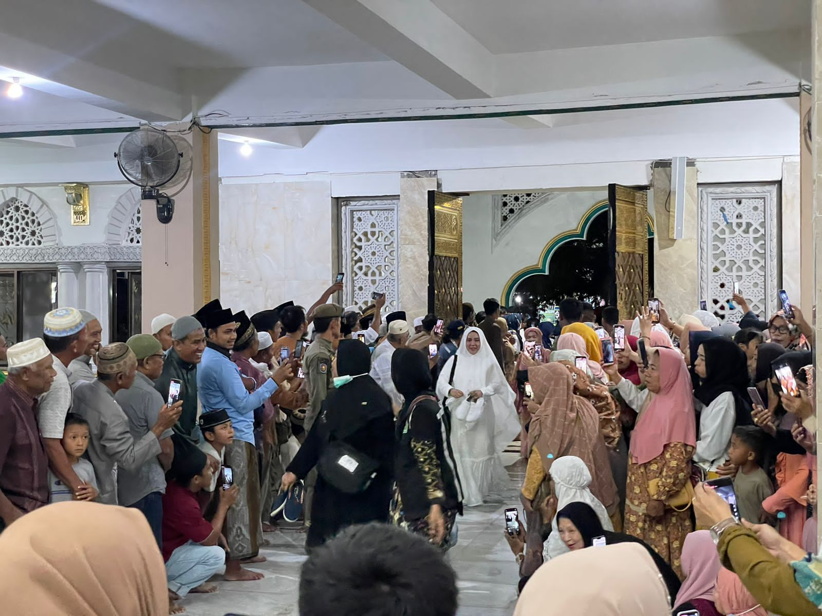 Ratusan jemaah haji Banggai 1444 H/2023 M yang tergabung dalam kloter 9 BPN saat tiba di Masjid Agung An-Nuur Luwuk, Kabupaten Banggai, Kamis (20/7/2023). FOTO: ISTIMEWA