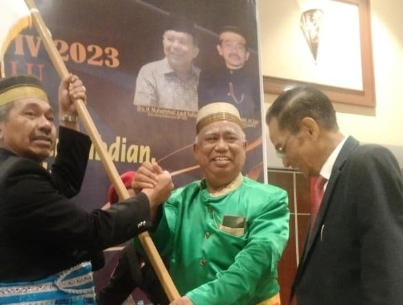 dr. H. Huzaema menerima pataka dari ketua KKSS Provinsi Sulteng didampingi ketua KKSS Kota Palu periode 2018-2023, H. Amin Badawi usai pemilihan ketua pada Musda ke-IV 2023 di Sriti Convention Hall Kota Palu. Foto: IST