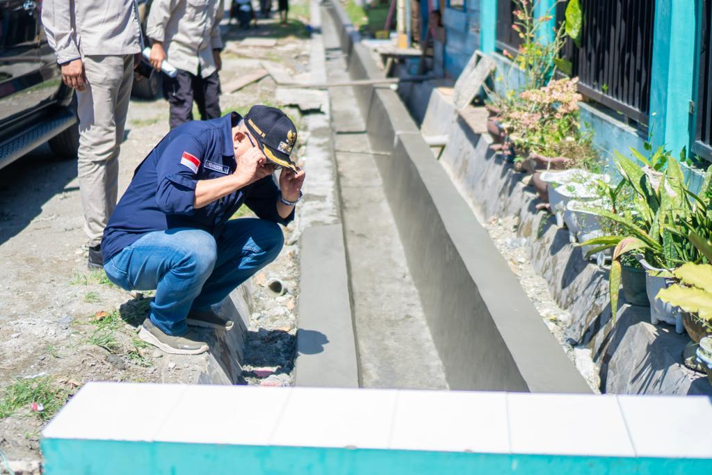 Wabup Banggai, H. Furqanuddin Masulili saat melakukan monitoring proyek APBD tahun 2023 yang sedang berjalan pekerjaannya di Kecamatan Pagimana, Kabupaten Banggai, Sabtu (22/7/2023). FOTO: ISTIMEWA