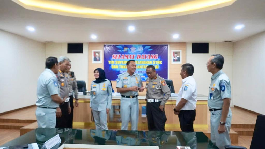 Direktur Utama Jasa Raharja Rivan A. Purwantono dan Direktur Regident Korlantas Polri Brigjen. Pol. Yusri Yunus saat melakukan perbincangan jelang supervisi pelayanan Surat Tanda Nomor Kendaraan (STNK) dan Tanda Nomor Kendaraan Bermotor (TNKB) di Polda Kepulauan Riau, pada Rabu (26/07/2023). Foto: Humas