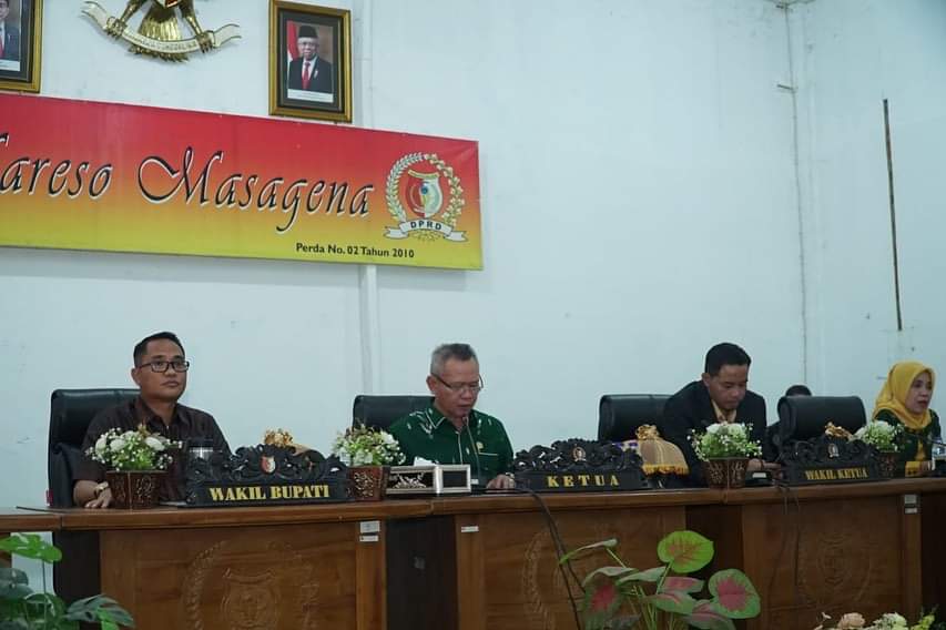 Wakil Bupati Sigi Samuel Yansen Pongi, Ketua DPRD Sigi Moh Rizal Intjenae, Waket I Rahmat Saleh dan Waket II Endang Herdianti saat Paripurna dengan agenda Penjelasan Bupati Sigi dan Pengantar Nota Keuangan Ranperda Kabupaten Sigi tentang Perubahan APBD Tahun Anggaran 2023 di Ruang Utama Sidang Paripurna DPRD Sigi, Senin (21/8/2023). FOTO: HUMASPEMKABSIGI