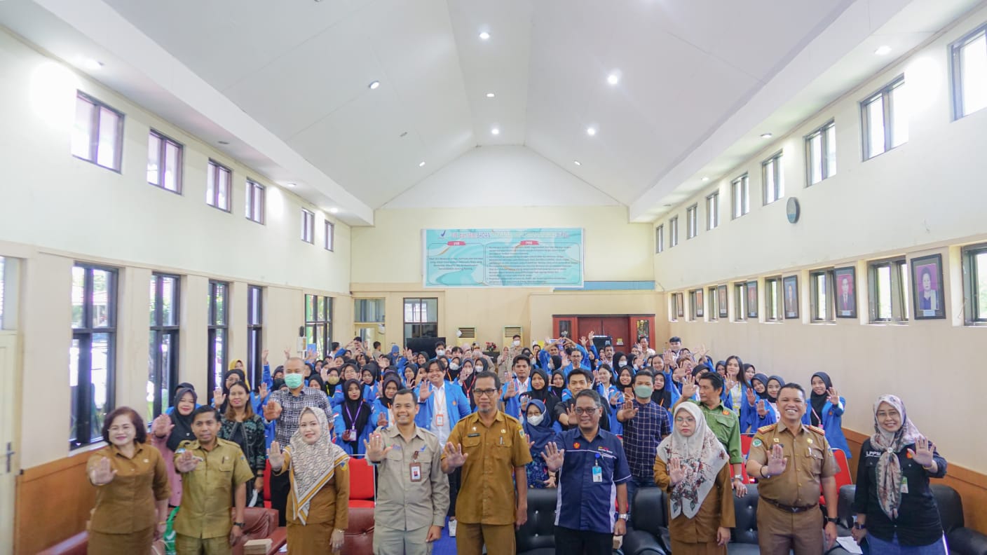 FOTO: Foto bersama kegiatan Pelatihan Agen Edukasi bagi mahasiswa KKN Universitas Tadulako 2023 di Aula BPOM di Palu, Jalan Undata, Kota Palu, Selasa (1/8/2023). FOTO: RAHMAT KURNIAWAN