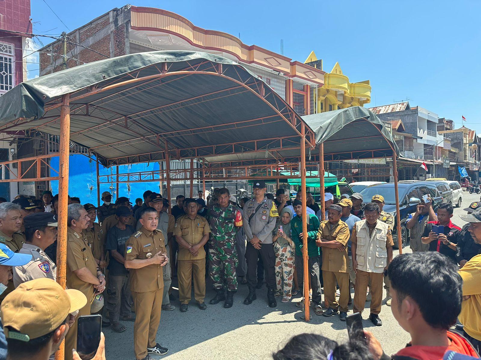 FOTO: Wali Kota Palu, Hadianto bersama sejumlah pejabat Pemkot Palu dan unsur Forkompimda Kota Palu berkunjung ke Pasar Inpres Manonda, Senin (21/8/2023). FOTO: IST