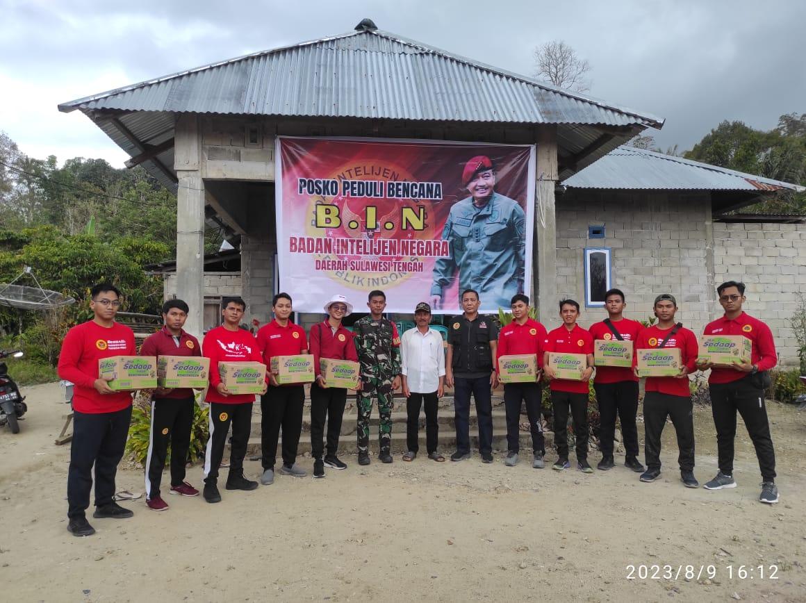 BIN Sulteng menyalurkan bantuan kepada masyarakat korban gempa bumi di Desa Lembantongo, Sigi, Rabu (9/8/2023). FOTO: IST