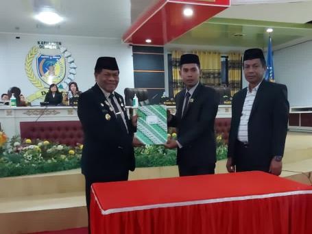 Ketua DPRD Donggala, Takwin menyerahkan hasil pembahasan raperda Pertanggunjawaban Pelaksanaan APBD Donggala 2022 kepada Bupati Donggala, Kasman Lassa. FOTO: WAHID AGUS/SR