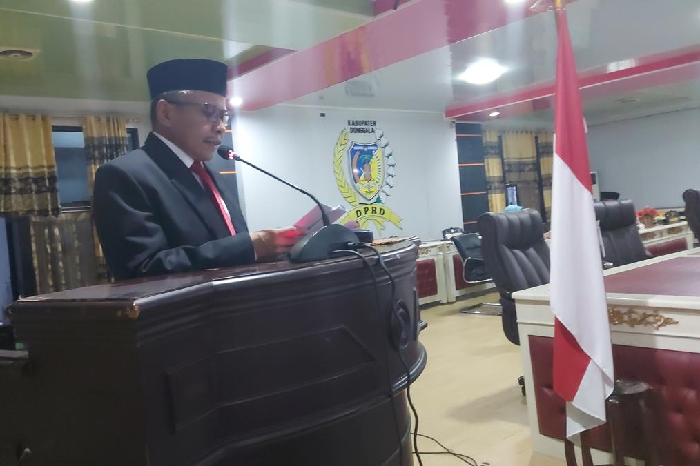 Sekdakab Donggala, Rustam Efendi saat menyampaikan jawaban bupati atas pandangan umum fraksi-fraksi terhadap ranperda tentang pajak daerah dan retribusi daerah dalam rapat paripurna DPRD Donggala, Jumat (25/8/2023). FOTO: WAHID AGUS/SR