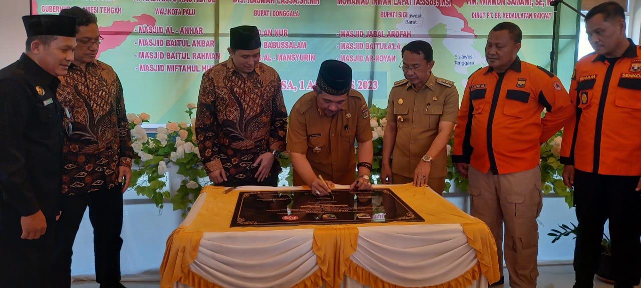 FOTO: Asisten Bidang Perekonomian dan Pembangunan Setda Kota Palu, dr Husaema, memaraf prasasti peresmian Masjid Miftahul Huda di Jalan Dewi Sartika, Kota Palu, Selasa (1/8/2023). FOTO: IST