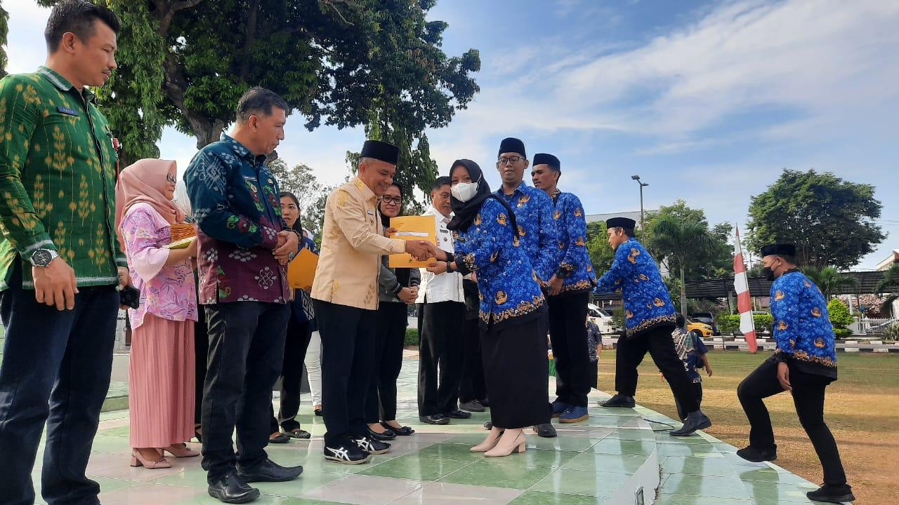 Wali Kota Palu serahkan SK Pengangkatan P3K dari Guru dan Tenaga Teknis di lingkungan Pemkot Palu. Foto: IST