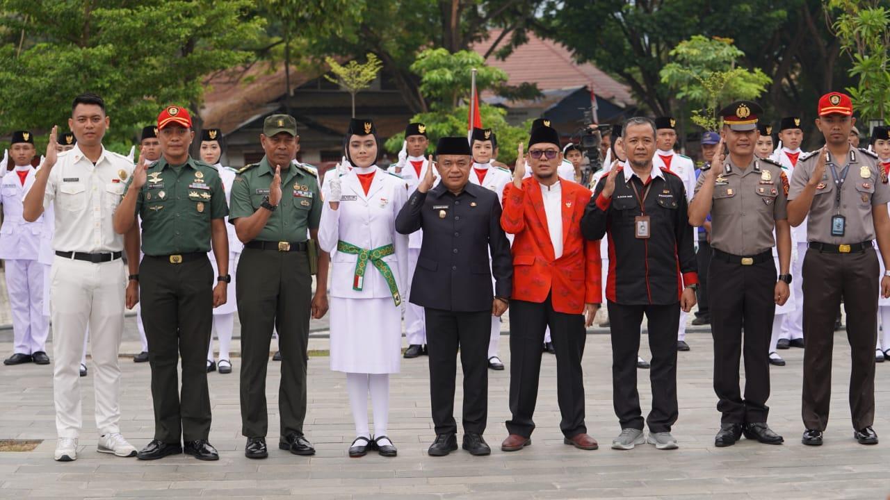 FOTO: Wali Kota Palu, Hadianto Rasyid, berpose bersama unsur Forkompimda Kota Palu usai mengukuhkan 54 Paskibraka Kota Palu di Taman Nasional, Depan Gedung Juang, Kota Palu, Selasa (15/8/2023). FOTO: IST