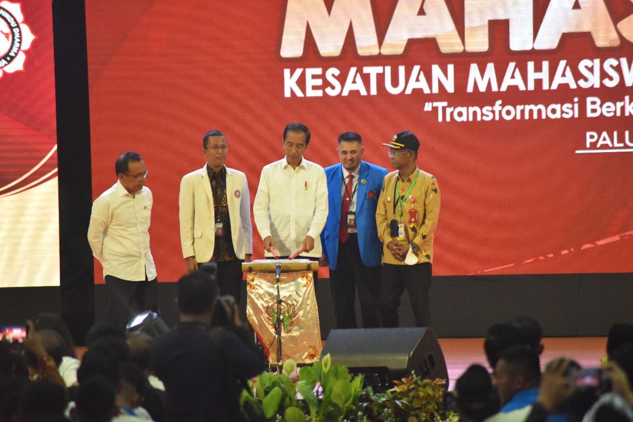 Presiden Joko Widodo membuka Mahasabha ke-XIII KMHDI, ditandai dengan penabuhan Gimba didampingi Menteri Sekretaris Negara Pratikno, Gubernur Sulteng Rusdy Mastura, Rektor Untad Prof. Dr. Amar, ST., MT, serta Demisioner Ketua Presidium Pengurus Pusat (PP) KMHDI, I Putu Yoga Saputra. Foto: Humas