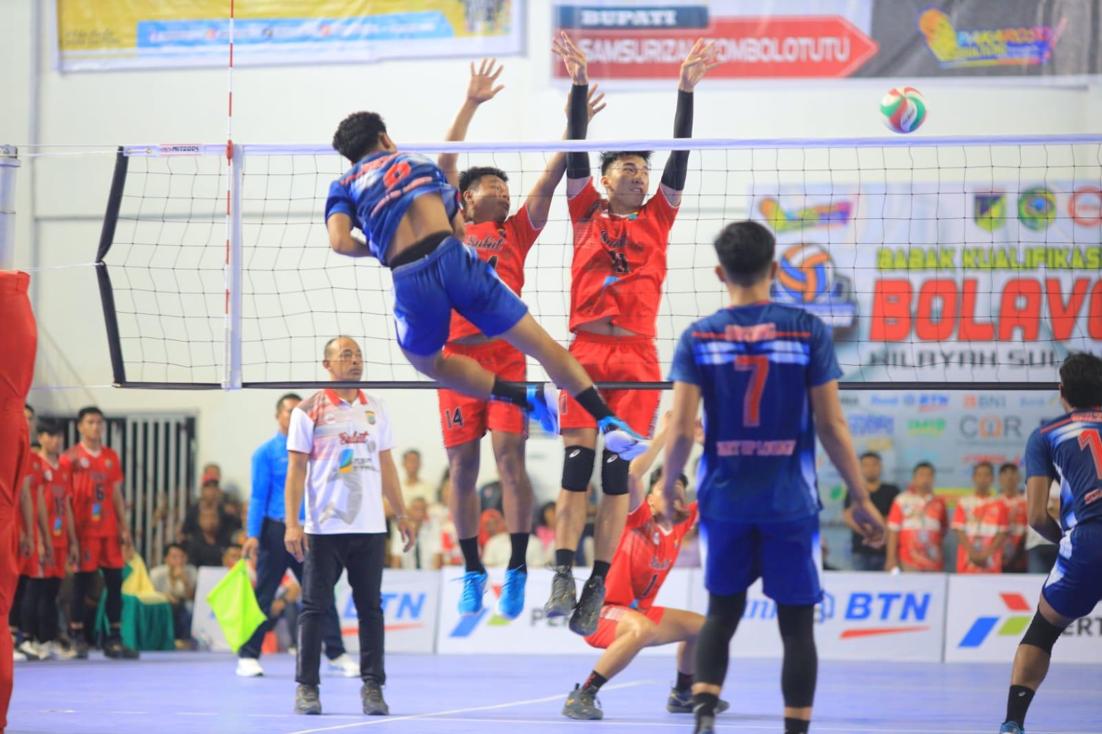 Smash keras Wayan Dedi (kiri) tidak dapat dibendung oleh pemain Sulut pada pertandingan grand final putra BK PON bola voli di GOR Tombolotutu Parigi, Rabu malam (23/8/2023). Foto: ARKHI/HUMAS KONI PARIGI MOUTONG.