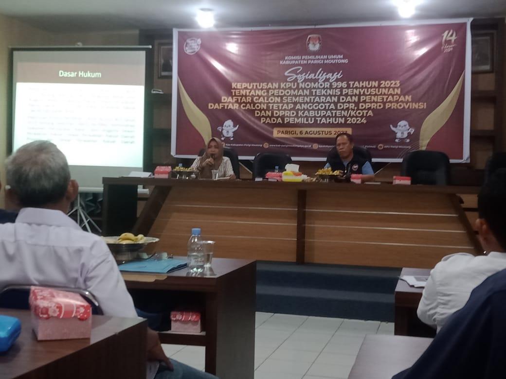 Anggota KPU Parigi Moutong divisi Teknis Penyelenggara, Ariyana (kiri) menyampaikan materinya pada sosialisasi Pedoman Teknis Penyusunan Daftar Calon Sementara (DCS) dan Penetapan Daftar Calon tetap (DCT) Anggota DPR, DPRD Provinsi dan DPRD Kabupaten/Kota Pada Pemilu 2024 di aula kantor KPU Parigi Moutong, Ahad (6/8/2023). Foto: ASLAN LAEHO.