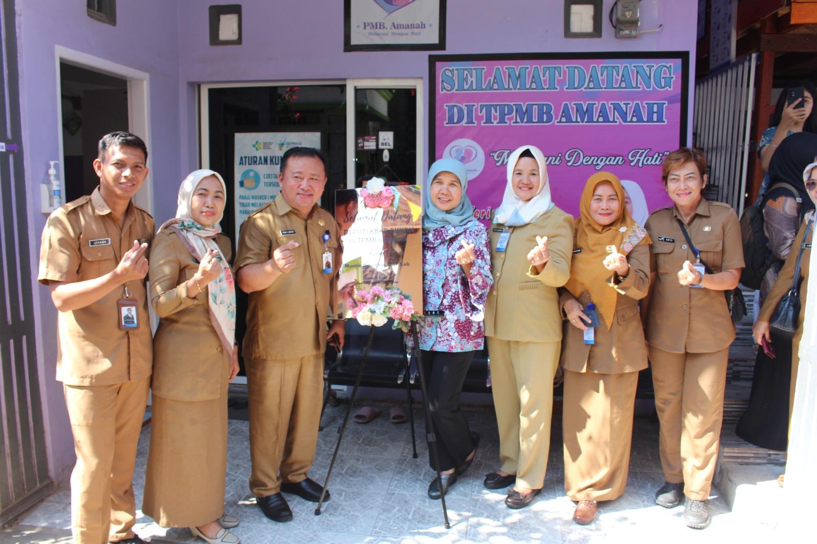 FOTO: Foto bersama Deputi Bidang KBKR, dr Eni Gustina, Kaper BKKBN Sulteng, Tenny C Soriton, Bidan Pemilik TPMB Amanah, Muntik Agustina serta jajaran di TPMB Amanah Kota Palu, Senin (21/8/2023). FOTO: IST