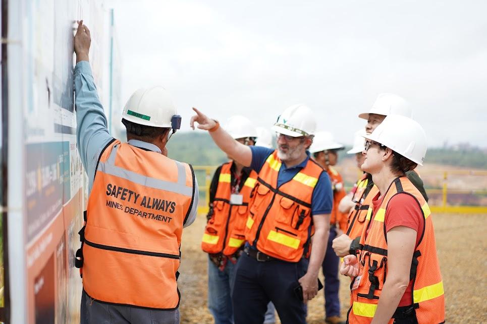 Salah seorang petugas PT Vale saat menjelaskan salah satu item operasional di wilayah konsesi Blok Sorowako. FOTO: DOK. PT VALE