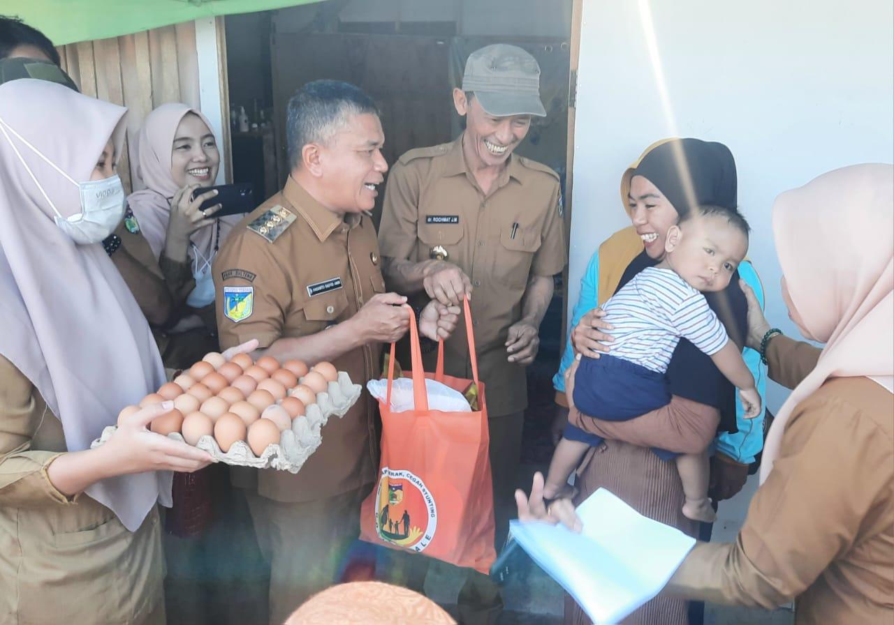 FOTO: Wali Kota Palu, Hadianto Rasyid didampingi Kadinkes Kota Palu, dr Rochmad Yasin dan Camat Palu Selatan, Goenawan, menyalurkan paket bantuanstunting di Huntara Petobo, Senin (31/7/2023). FOTO: IST