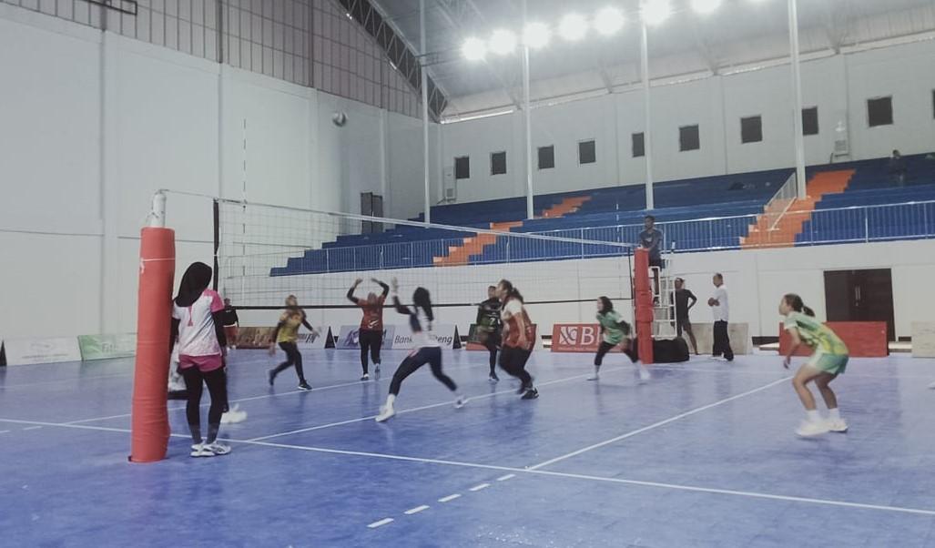 Tim Pra PON Putri Sulteng melakukan latihan di GOR Tombolotutu Parigi, Minggu sore (13/8/2023). Foto: ASLAN LAEHO.