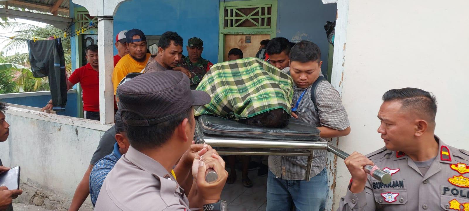 Petugas kepolisian dibantu warga setempat saat mengevakuasi jenazah untuk dibawa ke mobil ambulance menuju rumah duka di Desa Sayambongin untuk dimakamkan. FOTO: DOK POLRES BANGGAI