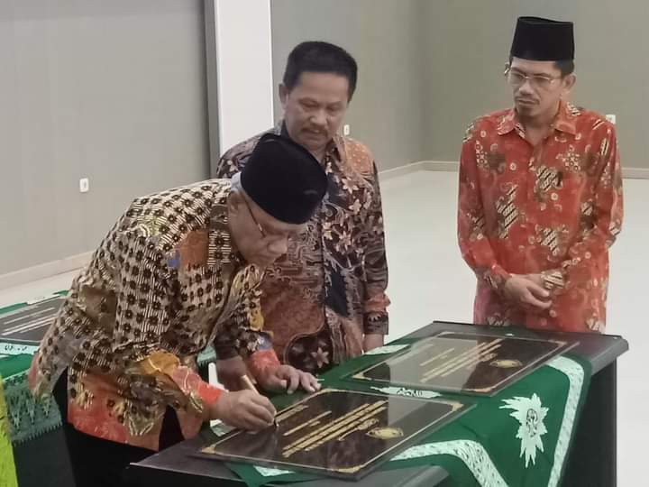 Ketua Umum Pimpinan Pusat Muhammadiyah, Prof. Dr. K. H. Haedar Nashir, M. Si menandatangani prasasti peresmian GBK H. Rusdy Toana Unismuh Palu, disaksikan oleh Ketua Pimpinan Wilayah Muhammadiyah Sulteng, Muhammad Amin Parakkasi dan Rektor Unismuh Palu, Prof. Dr. H. Rajindra, SE, MM, Selasa (22/8/2023). Foto: IST