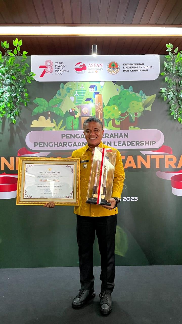 FOTO: Wali Kota Palu, Hadianto Rasyid menerima penghargaan penghargaan Green Leadership Nirwasita Tantra 2022 dari Menteri LHK RI, Siti Nurbaya Bakar di Kantor KLHK RI, Jakarta, Selasa (29/8/2023). FOTO: IST