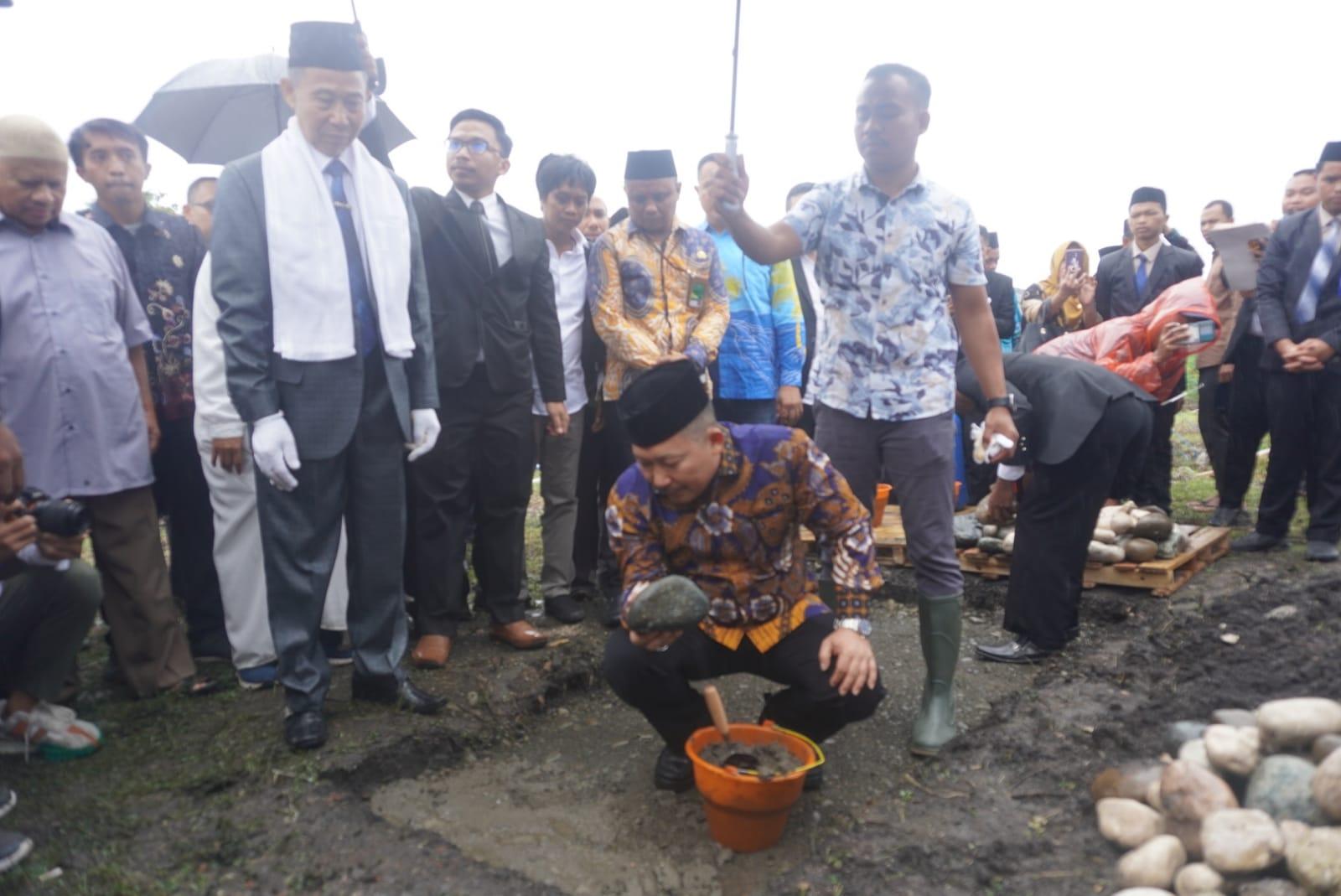 Bupati Banggai, H. Amirudin Tamoreka saat melakukan peletakan batu pertama pembangunan Pondok Pesantren (Ponpes) Modern Al-Istiqomah Ngatabaru cabang Pondok Pesantren Padungnya, Kecamatan Nambo, Kamis (27/7/2023). FOTO: ISTIMEWA