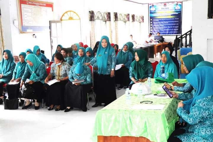 Kegiatan pembinaan Dasawisma PKK terhadap ibu-ibu PKK di ruang pertemuan kantor Kecamatan Luwuk Timur, Kabupaten Banggai, Kamis (3/8/2023). FOTO: ISTIMEWA