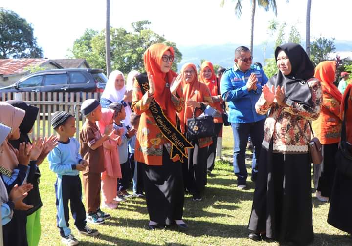 Bunda PAUD Kabupaten Banggai, Ir. Hj. Syamsuarni saat disambut para peserta didik TK Alkhairaat Lembah Tompotika, Kecamatan Bualemo, Kabupaten Banggai, Senin (7/8/2023). FOTO: ISTIMEWA