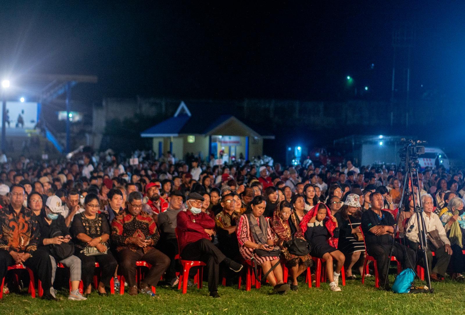 Para umat Kristiani saat mengikuti Kebaktian Pembaruan Iman Nasional di Stadion Gedung Olahraga (GOR) Kilongan Luwuk, Kabupaten Banggai, Rabu (23/8/2023) malam. FOTO: ISTIMEWA