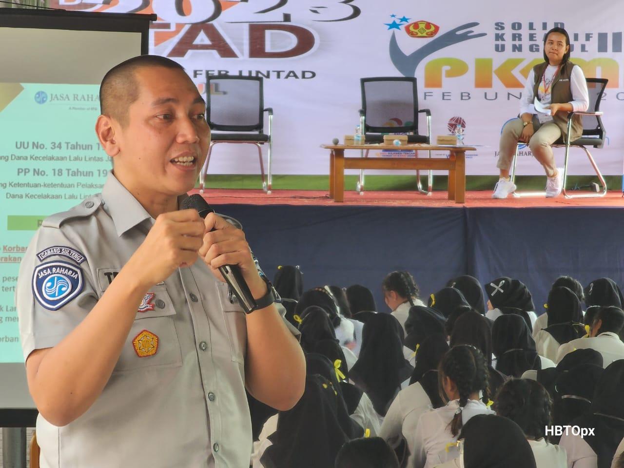 Kepala PT Jasa Raharja Cabang Sulawesi Tengah, Teguh Afrianto saat menjadi narasumber pada kegiatan Jasa Raharja Mengajar di Fakultas Ekonomi dan Bisni Universitas Tadulako, Rabu (23/8/2023). Foto: Humas