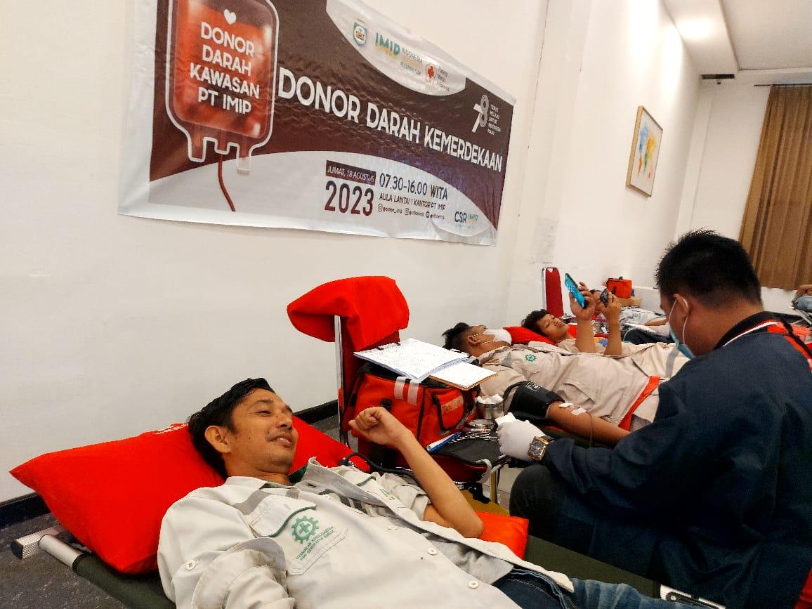 Suasana aksi donor darah yang dilaksanakan di Aula Serbaguna kantor PT IMIP, Jumat (18/8/2023). FOTO: IST