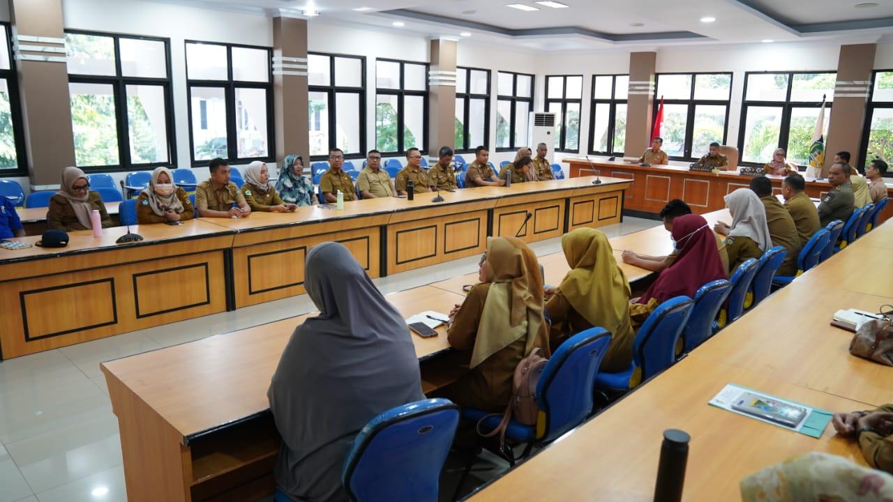 FOTO: Suasana pembukaan kegiatan kursus bahasa asing basic level Inggris dan Jepang bagi PNS di lingkungan Pemkot Palu 2023 di ruang rapat Bantaya Kantor Wali Kota Palu, Senin (11/9/2023). FOTO: IST