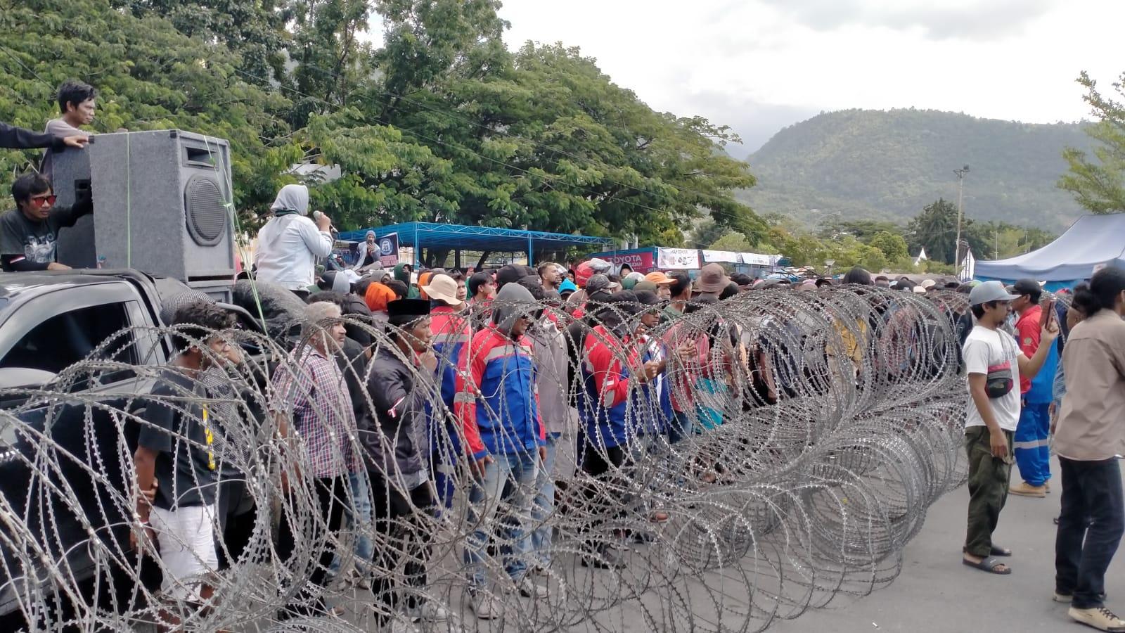 Ratusan Aliansi Mahasiswa bersama Serikat Pekerja Buruh yang ada di Kota Luwuk, saat melakukan aksi unjuk rasa ke kantor DPRD Kabupaten Banggai, Senin (28/8/2023). FOTO: DOK POLRES BANGGAI