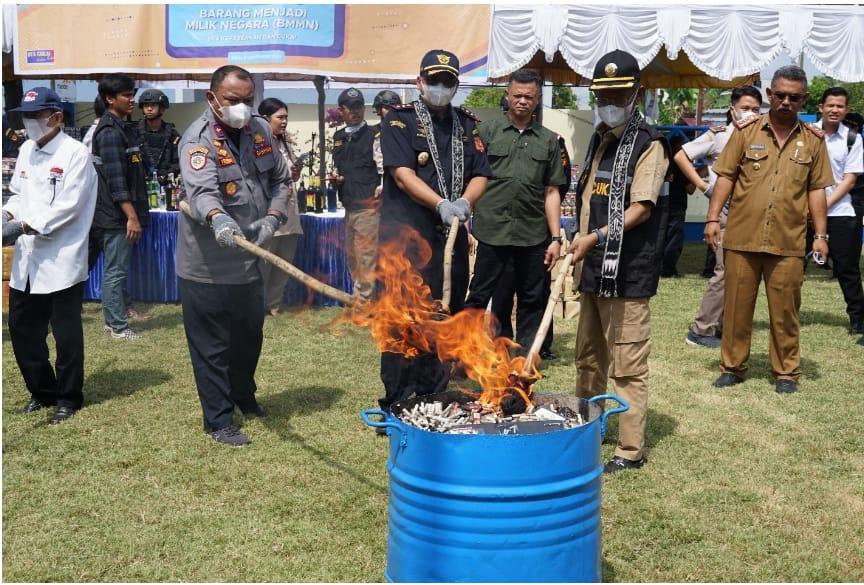 FOTO: Pemusanahan Barang yang Menjadi Milik Negara (BMMN) rokok dan minuman beralkohol ilegal di halaman kantor Bea Cukai Pantoloan, Jalan Raya Pelabuhan, Kota Palu, Selasa (5/9/2023). FOTO: ISTIMEWA