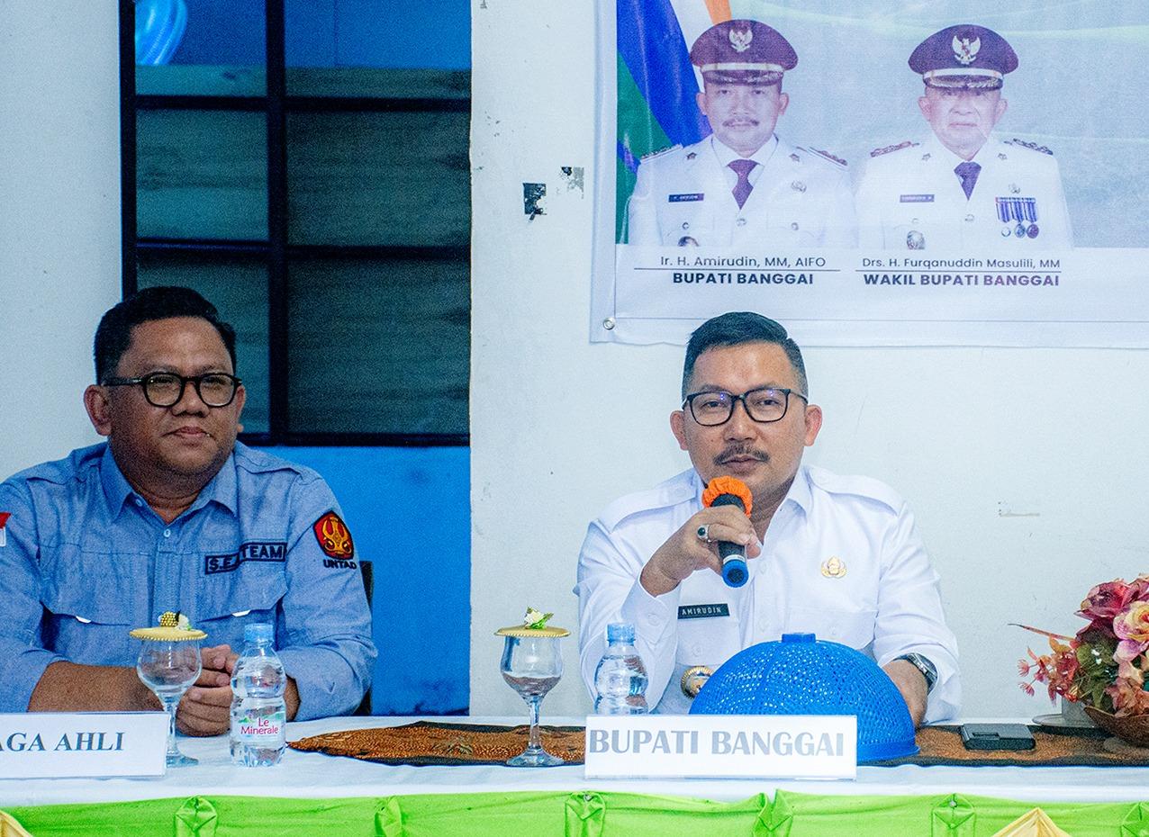 Bupati Banggai, H. Amirudin Tamoreka saat hadir membuka secara resmi KLHS RPJPD Kabupaten Banggai tahun 2024-2045, di aula Dinas Lingkungan Hidup (DLH) Bukit Halimun, Kecamatan Luwuk Selatan, Kabupaten Banggai, Rabu (6/9/2023). FOTO: ISTIMEWA