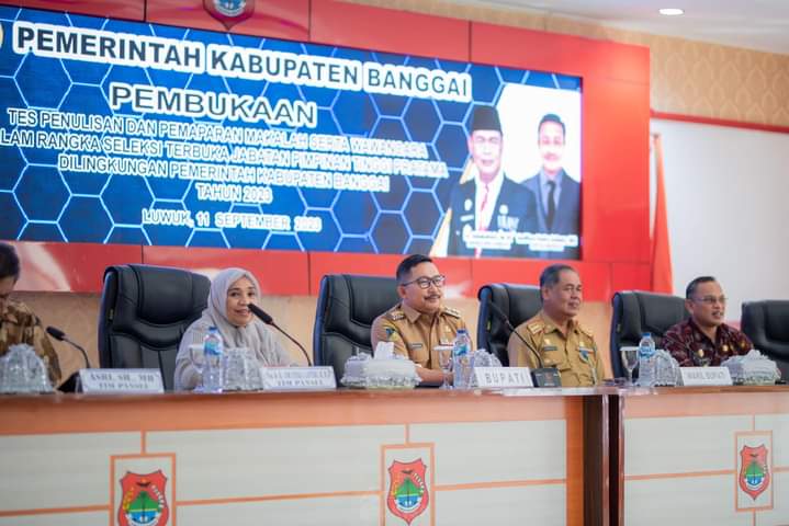 Bupati Banggai, H. Amirudin Tamoreka saat menghadiri seleksi terbuka Jabatan Pimpinan Tinggi Pratama, di ruang rapat umum kantor Bupati Banggai, Senin (11/9/2023). FOTO: ISTIMEWA