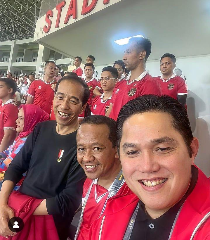 Ketua Umum PSSI Erick Thohir bersama Presiden Joko Widodo menyaksikan pertandingan Timnas Indonesia U-23, Selasa (12/09/2023). FOTO: IG Erick Thohir