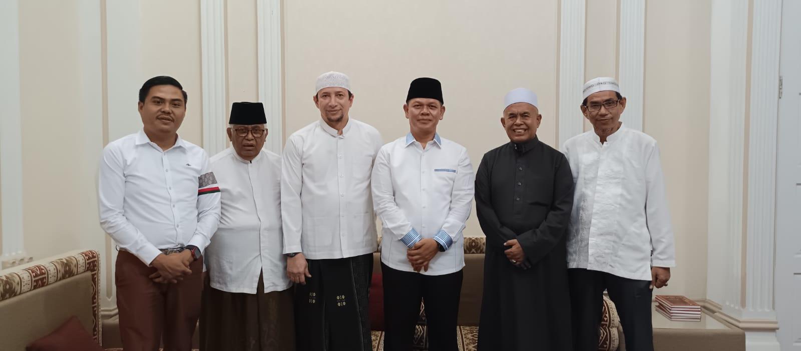 Kapolda Sulteng, Irjen Pol Agus Nugroho berpose bersama dengan Ketua Utama Alkhairaat, HS Alwi bin Saggaf Aljufri beserta dengan pengurus Alkhairaat lainnya untuk membahas persiapan dan pelaksanaan Muktamar Besar XI Alkhairaat yang akan berlangsung mulai tanggal 27-30 September 2023. FOTO: DOK ALKHAIRAAT