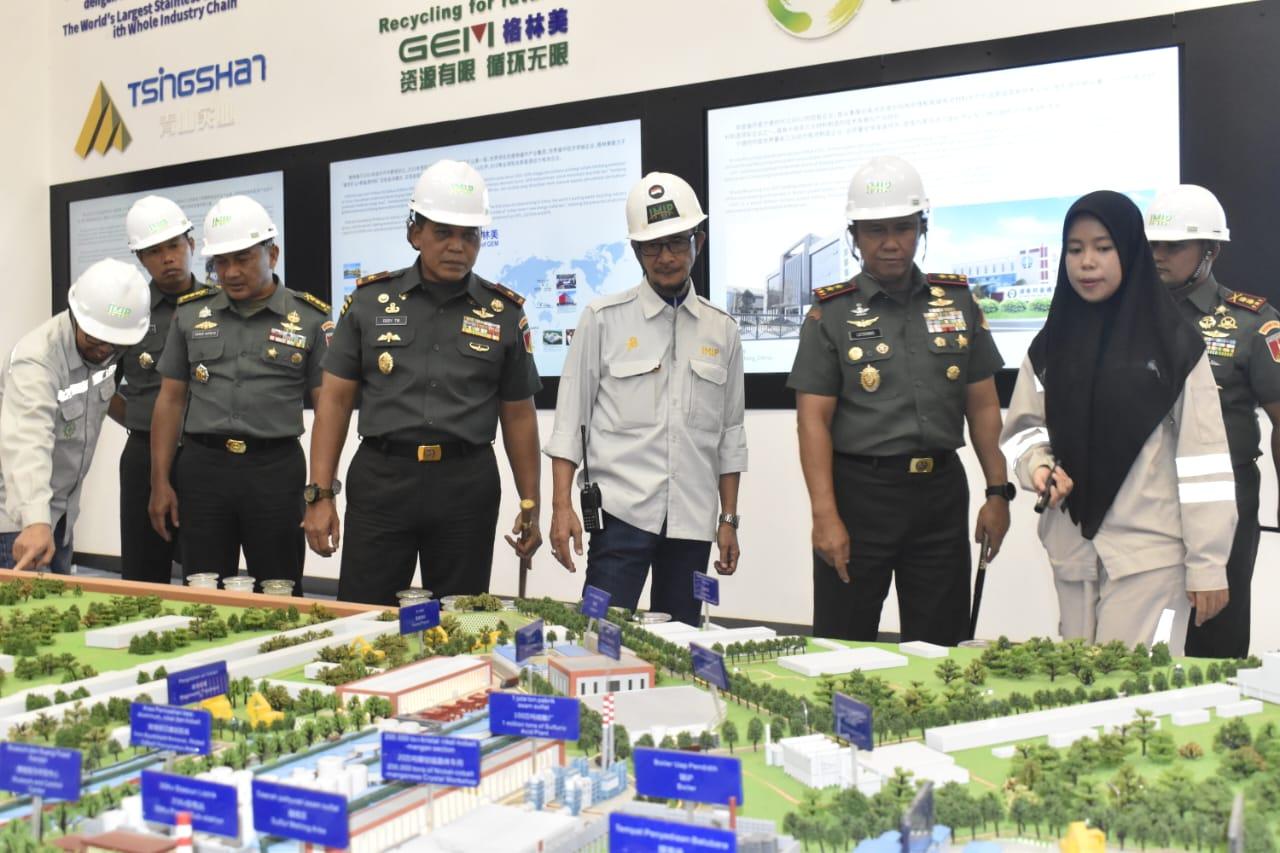 Pangdam XIII/Merdeka, Mayjen TNI Legowo W.R. Jamiko saat melakukan kunjungan kerja ke Kawasan Industri Indonesia Morowali Industrial Park (IMIP), Provinsi Sulawesi Tengah, Ahad (3/9/2023). FOTO: DOK PENREM 132/TADULAKO