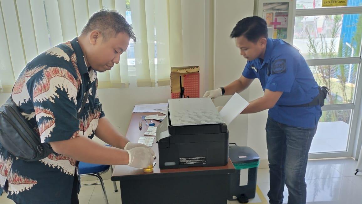 Tampak petugas BNN Kabupaten Donggala saat melakukan pemeriksaan sampel urin. FOTO: HUMAS BNN DONGGALA