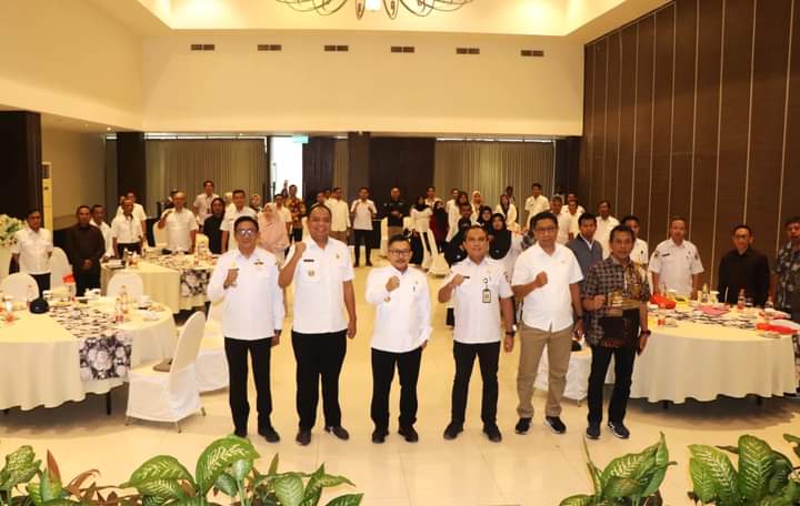 Berpose bersama dalam sosialisasi Peraturan Daerah Provinsi Sulteng Nomor 1 tahun 2023 tentang RTRW tahun 2023-2042, di salah satu hotel di Luwuk, Kecamatan Luwuk Selatan, Kabupaten Banggai, Rabu (6/9/2023). FOTO: ISTIMEWA