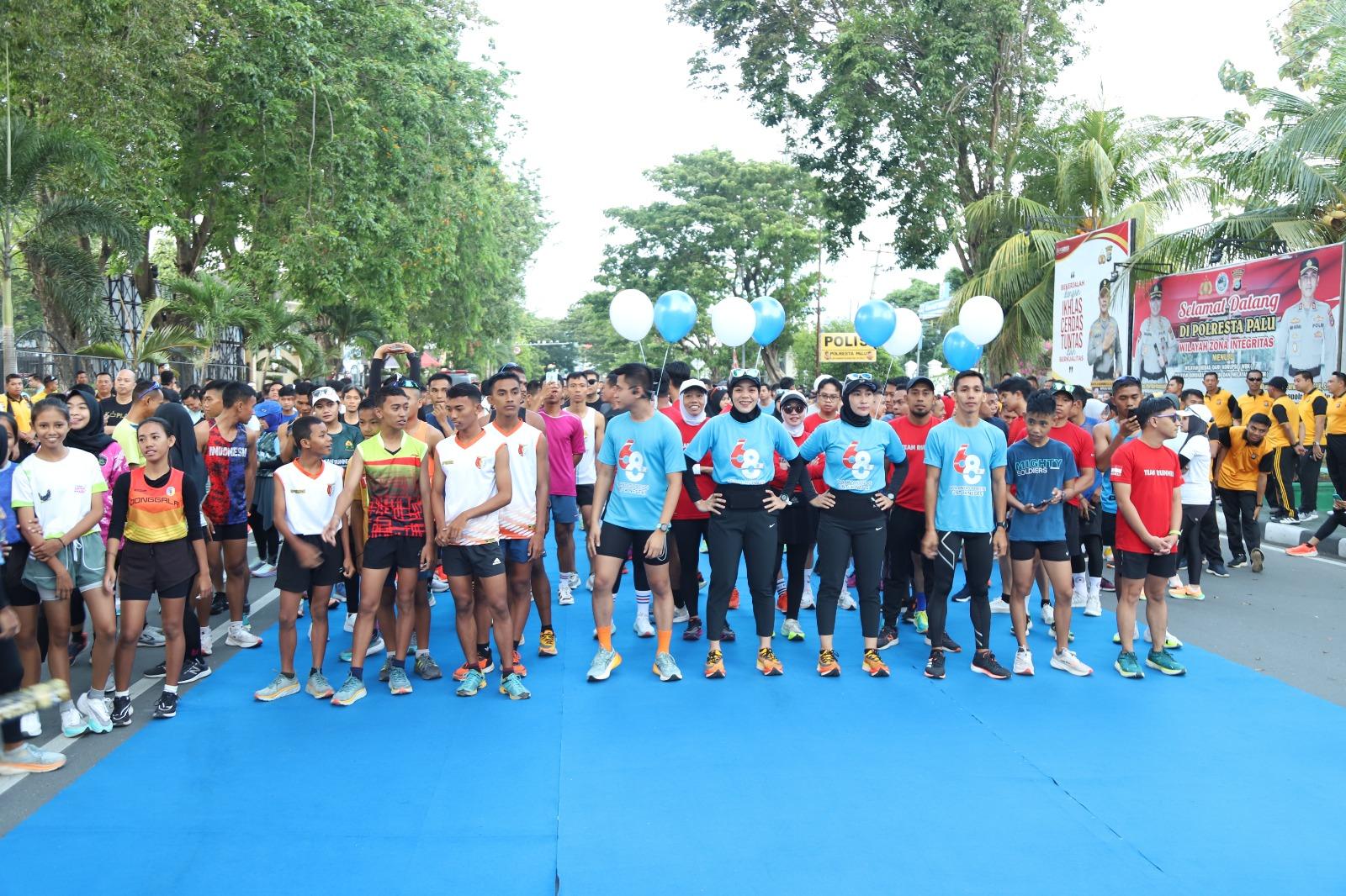 Ribuan warga kota Palu saat bersiap mengikuti fun run dalam memperingati Hari Lalu Lintas Bhayangkara ke-68 tahun 2023, di Jalan Sam Ratulangi, kota Palu, Ahad (10/9/2023). FOTO: BIDHUMAS POLDA SULTENG