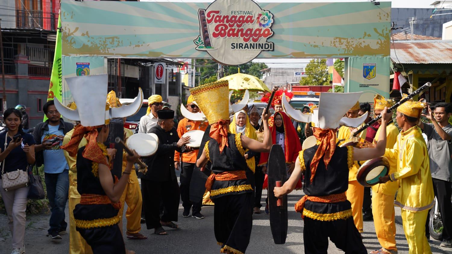 FOTO: Wawali Palu, dr Reny A Lamadjido, disambut dengan tarian tradisional saat memasuki area pelaksanaan Festival Tangga Banggo Siranindi, Kelurahan Siranindi, Kecamatan Palu Barat, Kota Palu, Jumat (8/9/2023). FOTO: IST