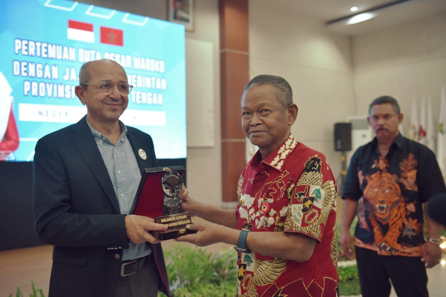 Gubernur Sulteng, Rusdy Mastura menyerahkan cenderamata kepada duta Besar Maroko untuk Indonesia Ouadia Benabdellah, Kamis (31/8/2023). Foto: Dok. Biro Adpim